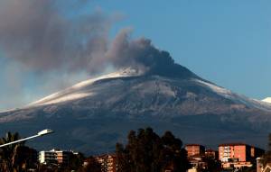Etna, tonnellate di cenere in strada dopo l'eruzione: stop alle moto a Catania