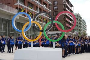 Dal letto di cartone al kit di benvenuto: cosa trovano gli atleti in camera alle Olimpiadi di Parigi