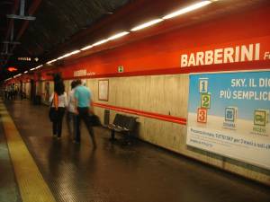 Panico nella metro di Roma, borseggiatore usa lo spray al peperoncino