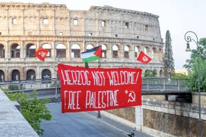 Blitz dei comunisti pro Palestina, striscione al Colosseo: "Herzog non è il benvenuto"
