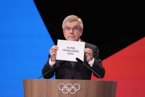 La "scalata" di Macron ai Giochi invernali: "Dopo Parigi, amerete anche le nostre Alpi"