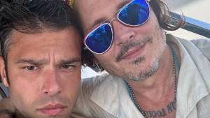 Fedez scatta una foto con Johnny Depp: i fan impazziscono