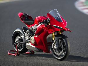 Nuova Ducati Panigale V4 2025: sotto il segno della 916