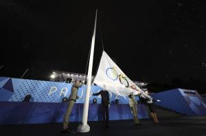 Olimpiadi, la Francia issa al contrario la bandiera olimpica: "Solo loro potevano"