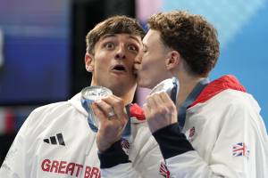 Olimpiadi, Tom Daley, il tuffatore star dei social: dall’uncinetto all’attivismo gay