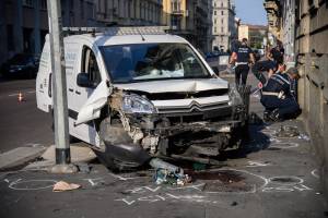 Milano, furgone colpisce quattro persone sul marciapiede: un morto