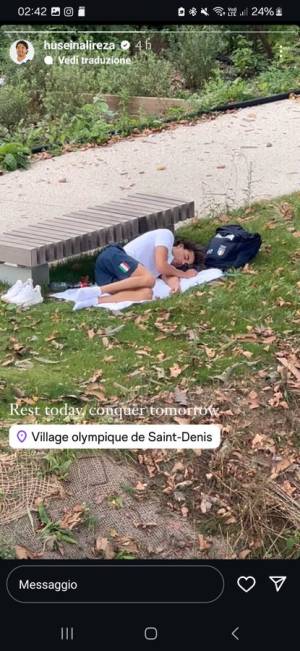 La foto simbolo del flop delle Macroniadi: Thomas Ceccon dorme a terra nel parco del villaggio Olimpico