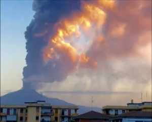 Etna, nuova eruzione. Lava oltre 10 metri, ridotti i voli allo scalo di Catania