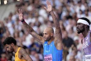 Olimpiadi, Jacobs corre in 9.85 ma è solo quinto: vince Lyles al fotofinish su Thompson