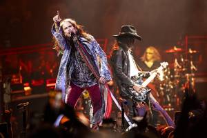 Gli Aerosmith cancellano il tour d'addio: "Steven Tyler non potrà più cantare"