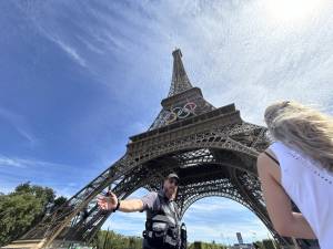 Scalatore sale sulla Torre Eiffel. Evacuazione immediata e poi l'arresto