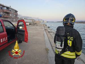 L'intervento dei vigili del fuoco sullo yacht incendiato a Olbia