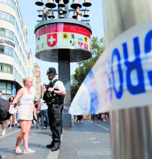 Panico a Londra, donna e figlia accoltellate in pieno centro