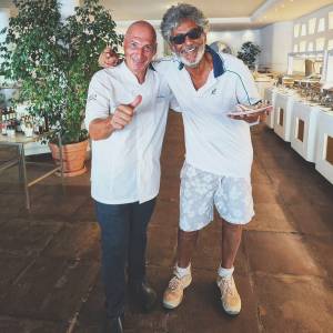 Fiorello in vacanza è irriconoscibile. La foto in Sardegna è virale sui social