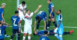 Giocatore crolla in campo per un malore, ricoverato in terapia intensiva: calcio uruguaiano sotto choc