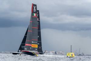 Luna Rossa "salvata" dalla mancanza di vento: la finale con Ineos resta sull'1-1