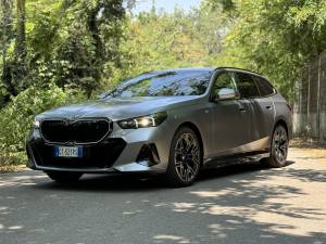 BMW i5 Touring: la celebre station wagon è anche elettrica, con 560 km di autonomia