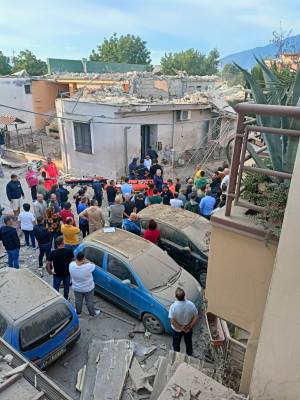 Palazzina crollata nel Napoletano, le immagini delle macerie