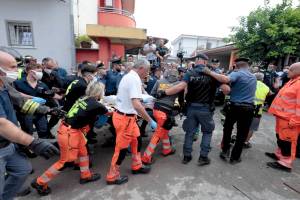 Saviano, si scava nelle macerie: i soccorsi per il crollo della palazzina