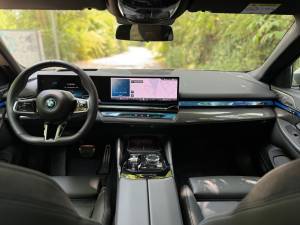 BMW i5 Touring eDrive40: guarda la gallery della Station Wagon elettrica da 340 CV