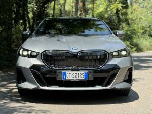 BMW i5 Touring, il video in pillole della nuova familiare elettrica