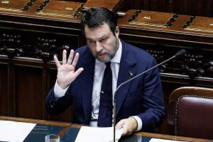 "Non vado a piantare chiodi". Salvini zittisce la sinistra sul caos treni