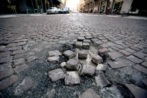 Milano va a pezzi: buche, marciapiedi sbriciolati e dislivelli pericolosi. L'allarme delle associazioni