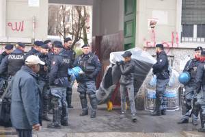 Perquisizioni e sgomberi della polizia in via Gola