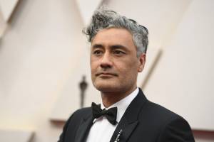 Jude Law e Taika Waititi nella serie tv The Auteur