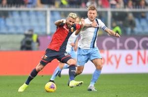 La Lazio vince 3-2 contro il Genoa e risponde alla Juve. Roma-Lecce 4-0