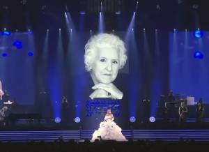 Celine Dion in lutto: morta la madre. Le strazianti parole dal palco