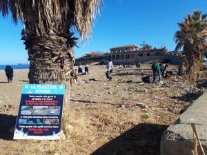 Spiaggia piena di plastica, a ripulirla ci pensano i turisti 