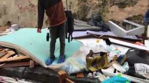 Bambina che rovista nella spazzatura a Napoli