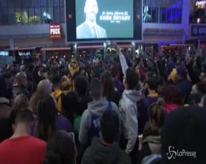 Morte Kobe Bryant, il tributo dei fan davanti allo Staples Center di Los Angeles