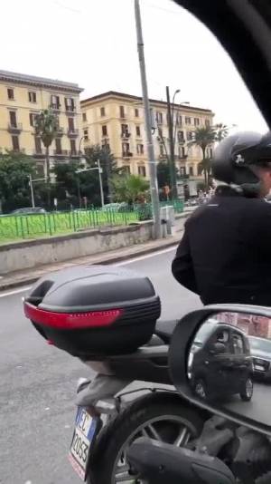 Il video del giovane che fa i bisogni in piazza Sannazzaro