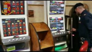 Slot machine abusive in un locale: sotto indagine i due gestori