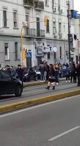 Rivolta detenuti a Poggioreale, la rabbia dei parenti che bloccano le strade