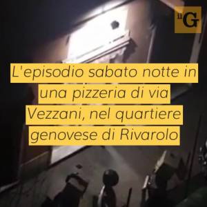 Pretende pizza al tavolo: furioso per esser stato allontanato, nigeriano sfonda vetrata