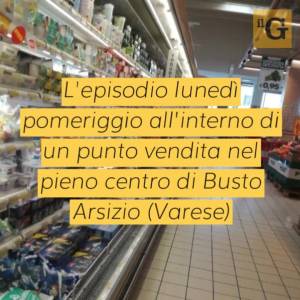 Furto al supermercato, aggressione a vigilante e pugni contro agenti: solo denuncia per straniero