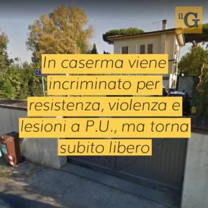 Calci e pugni contro i militari che gli chiedono di rispettare le norme: "Faccio come voglio"