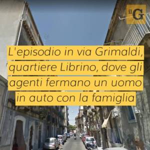 Minacce e insulti contro gli agenti, poi dai balconi alcuni residenti lanciano delle pietre