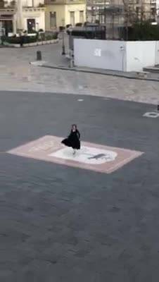 Lecce, le immagini della ballerina di pizzica in piazza Sant'Oronzo