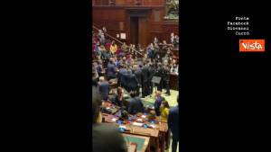 Bagarre alla Camera, deputato M5s riprende assembramento in Aula 