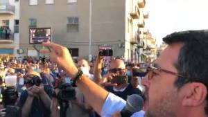 Salvini a contestatori: "Mantenete voi migranti, sono turisti pagati per non fare nulla"