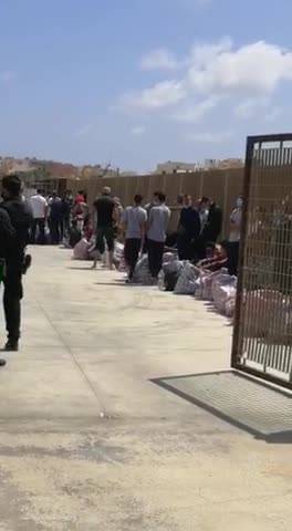 Lampedusa, usata la nave di linea per il trasbordo dei migranti