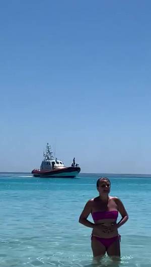 Lampedusa, lo sbarco dei migranti tra i turisti in spiaggia