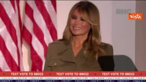  Trump e il bacio sulla guancia a Melania al termine del suo intervento alla convention repubblicana