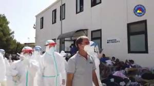 Migranti ammassati all'hotspot di Lampedusa