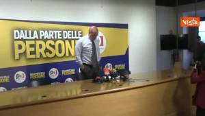 Zingaretti termina conferenza e non trova mascherina. Era sotto il tavolo