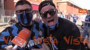 La gioia dei tifosi dell’Inter al Meazza per la festa scudetto: “Per i bambini è come il Triplete”